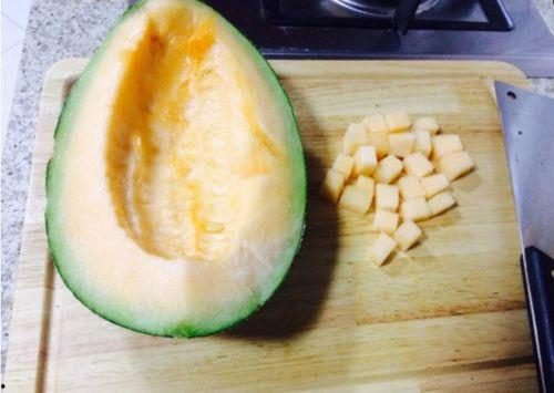 大头和小伙吃哈密瓜,大头与小伙的哈密瓜美食之旅