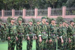 军训学姐跳舞吃瓜,青春活力满满一幕