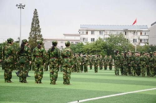 军训学姐跳舞吃瓜,青春活力满满一幕